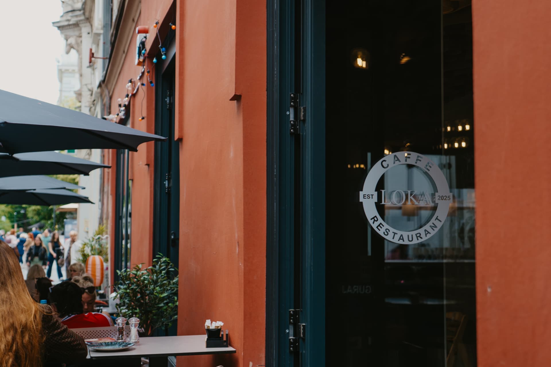 Ulaz u LOKA Caffe & Restaurant sa logom na staklu