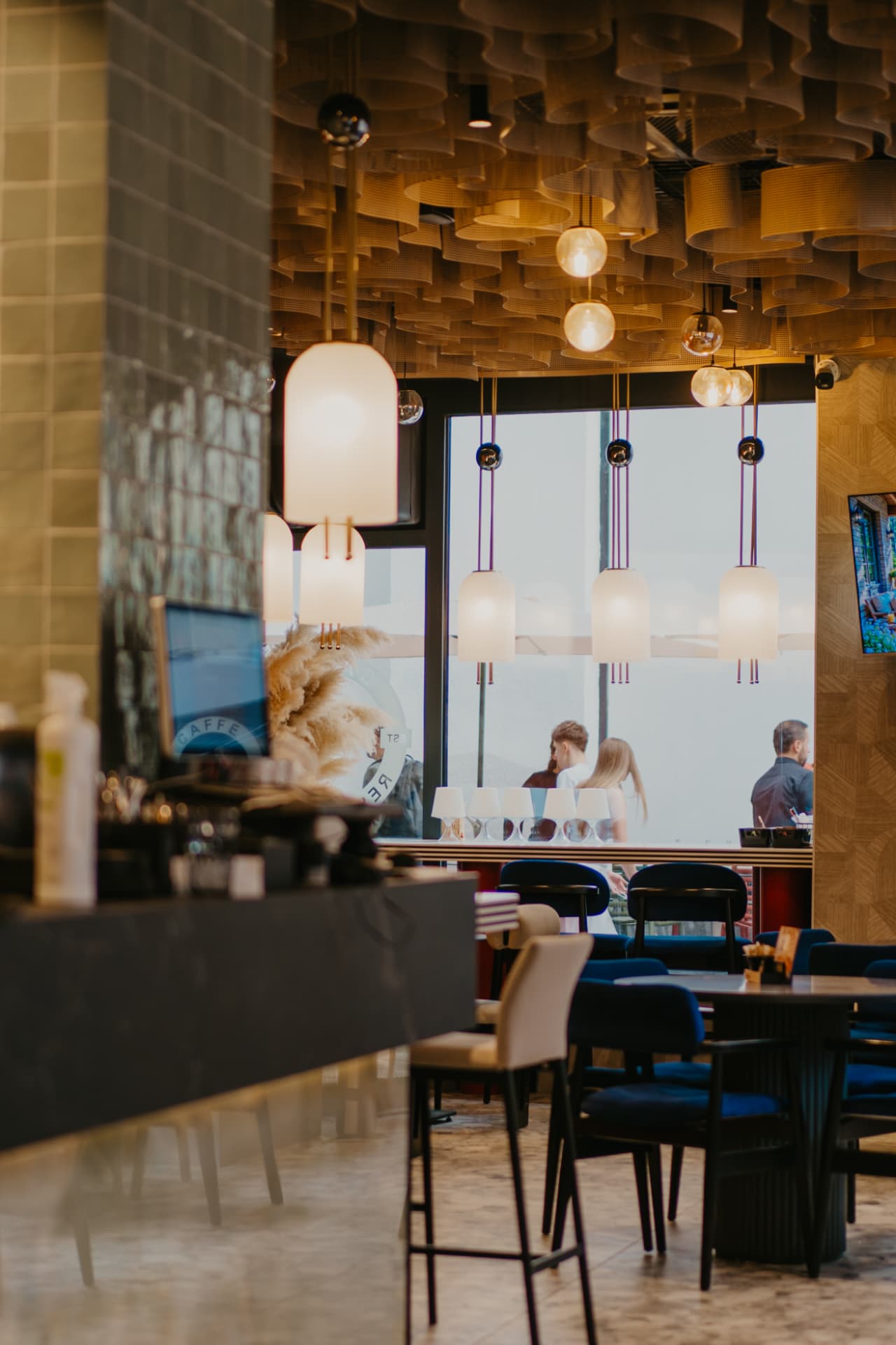 Bar i visilice u enterijeru LOKA restorana